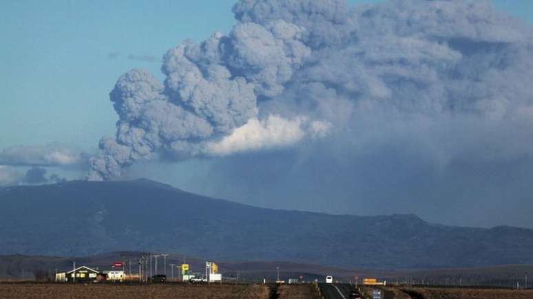 Em 2010, uma erup&ccedil;&atilde;o do vulc&atilde;o Eyjafjallaj&ouml;kull, na Isl&acirc;ndia, gerou cinzas que cobriram v&aacute;rios quil&ocirc;metros da atmosfera, o que levou ao fechamento do espa&ccedil;o a&eacute;reo em v&aacute;rias partes da Europa. No ano de 536 d.C, uma erup&ccedil;&atilde;o provocou fome e queda de temperaturas na Europa, Oriente M&eacute;dio e parte da &Aacute;sia
