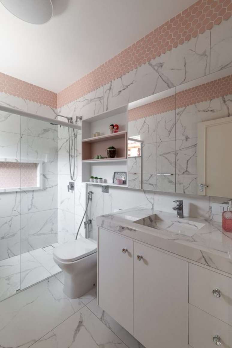 29. Revestimento marmorizado no banheiro claro e sofisticado – Foto RP Guimarães