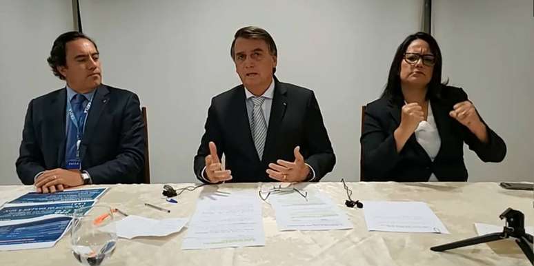 Bolsonaro em live nesta quinta-feira, 18; ao seu lado, Pedro Guimarães, presidente da Caixa, e a intérprete de libras.