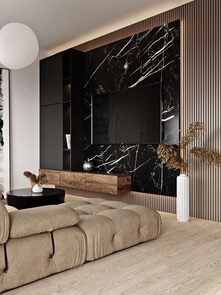 8. Revestimento marmorizado preto na sala de estar moderna – Foto Pinterest
