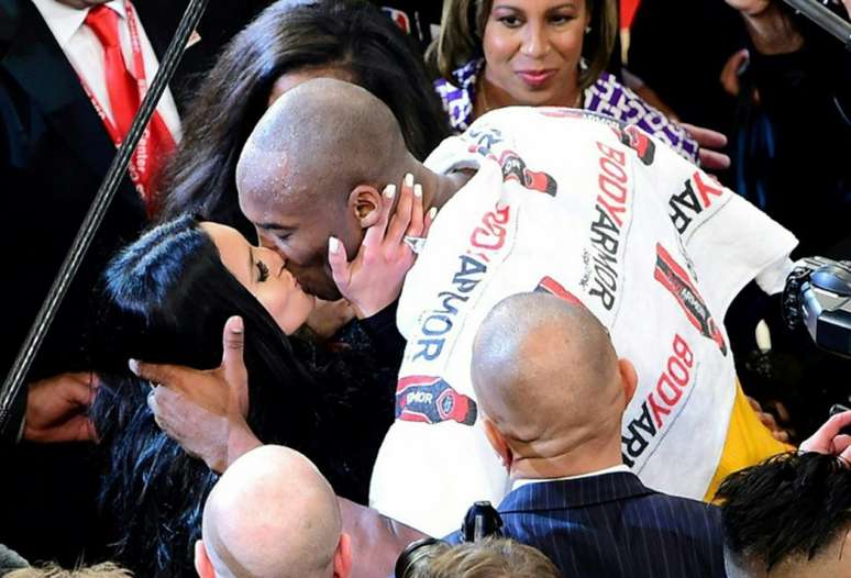 Kobe Bryant beija sua esposa Vanessa após seu último jogo na carreira (Foto: FREDERIC J. BROWN/AFP)