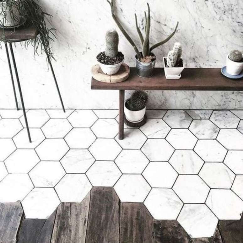 24. Revestimento marmorizado hexagonal – Foto Decora Online