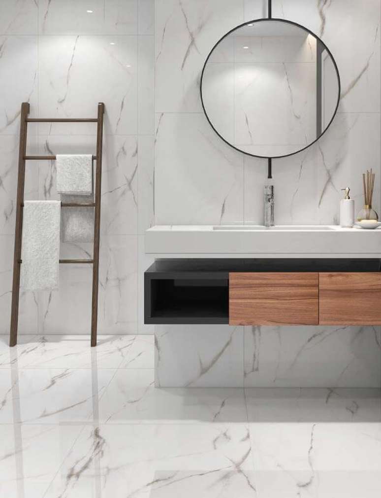 60. Banheiro moderno revestido de porcelanato marmorizado – Foto Center View