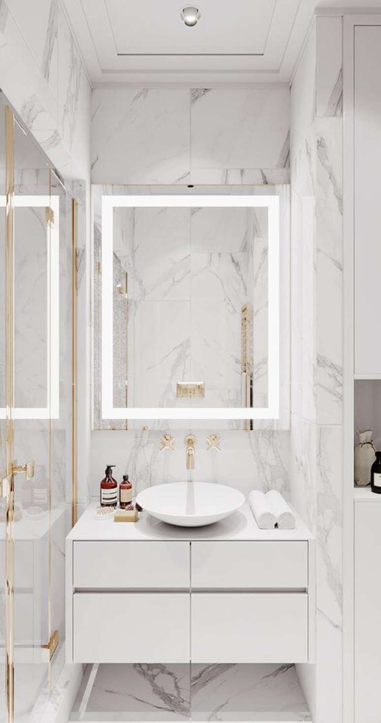 58. Banheiro moderno com revestimento marmorizado e espelho de led – Foto Behance