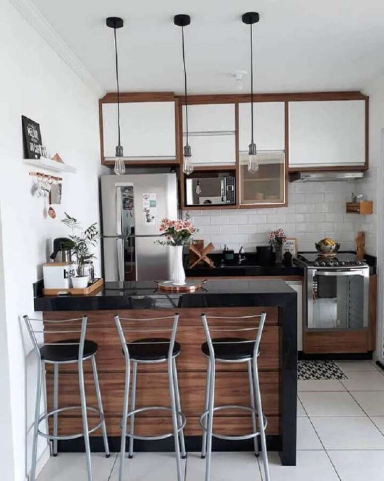 55. Banquetas para bancada de cozinha americana com decoração simples. Foto: Dicas de Mulher