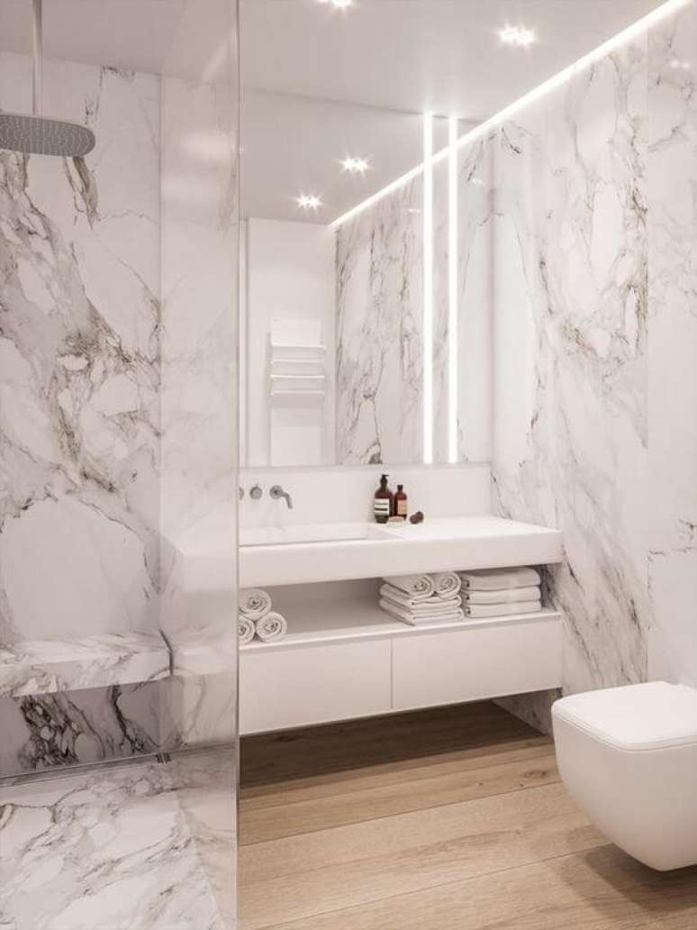 53. Banheiro com revestimento marmorizado e banheiro branco -Foto Archilovers