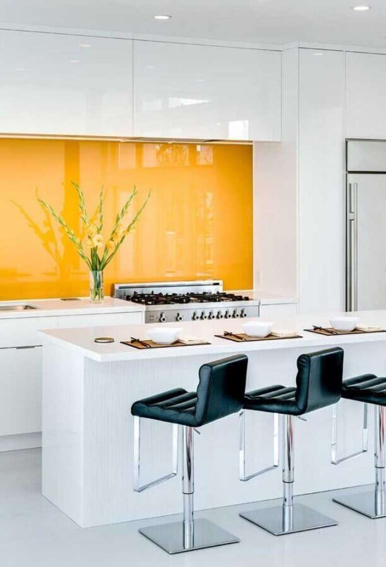 11. Banquetas estofadas para bancada de cozinha moderna branca e amarela. Foto: Home Adore