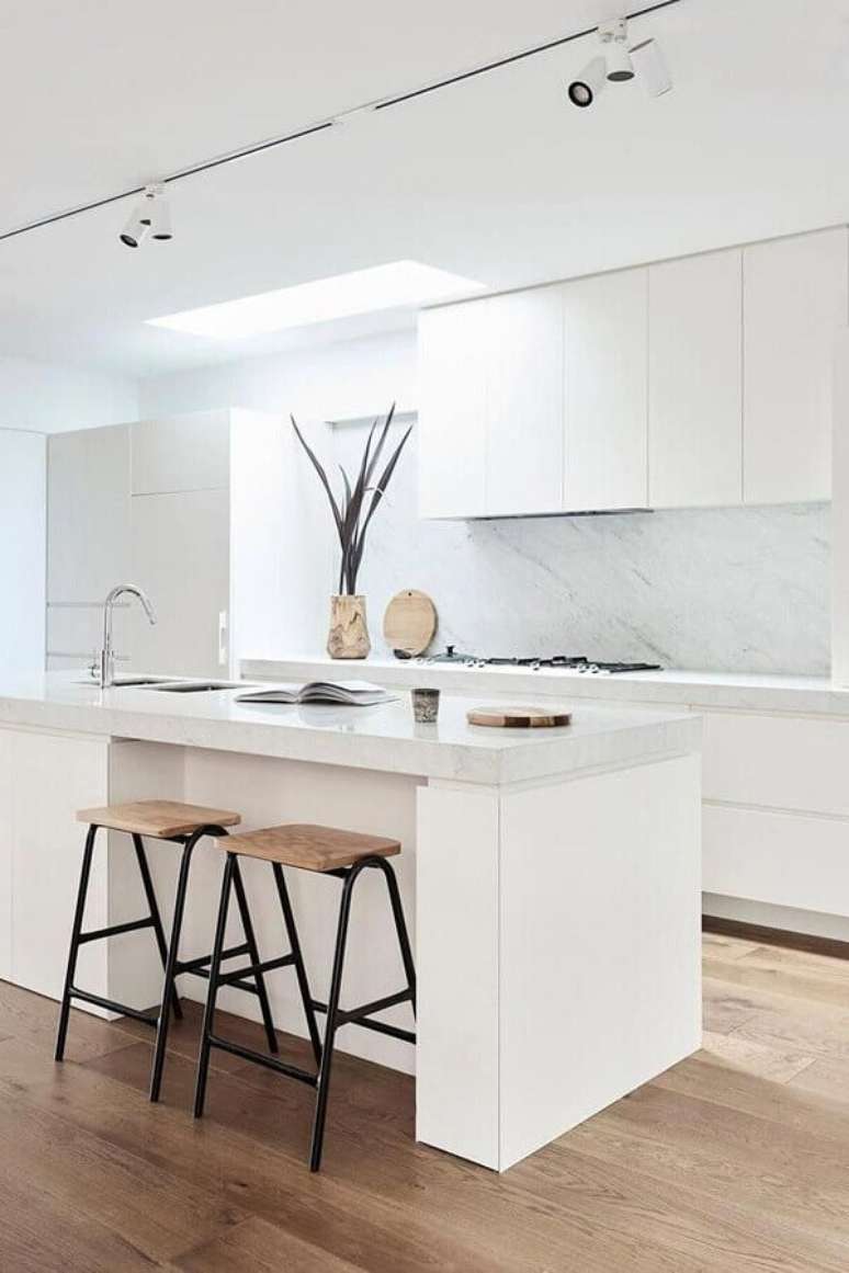 25. Decoração minimalista com banquetas para bancada de cozinha branca planejada com ilha. Foto: Home Fashion Trend