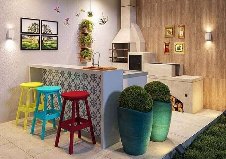 6. Área gourmet simples decorada com banquetas para bancada coloridas. Foto: Pinterest