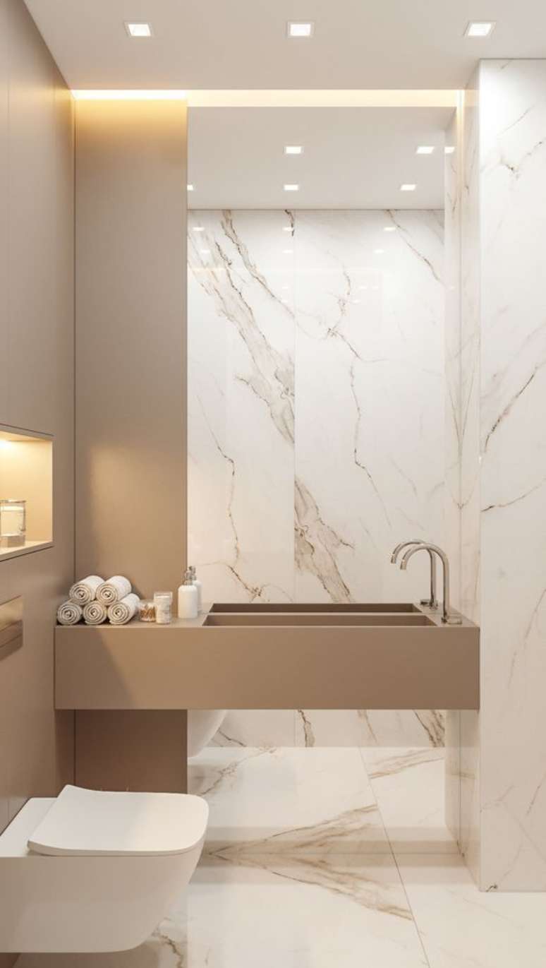 31. Revestimento marmorizado no banheiro luxuoso – Foto Behance