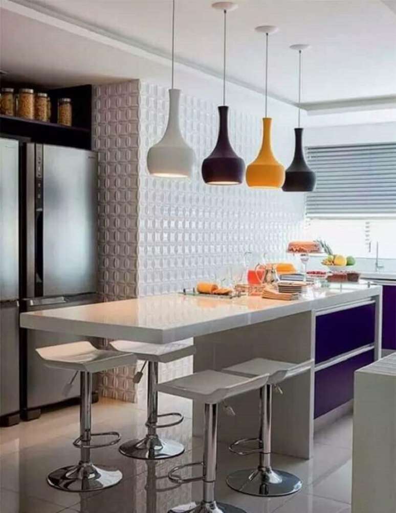 10. Banquetas para bancada de cozinha decorada com luminária pendente colorida. Foto: Homify