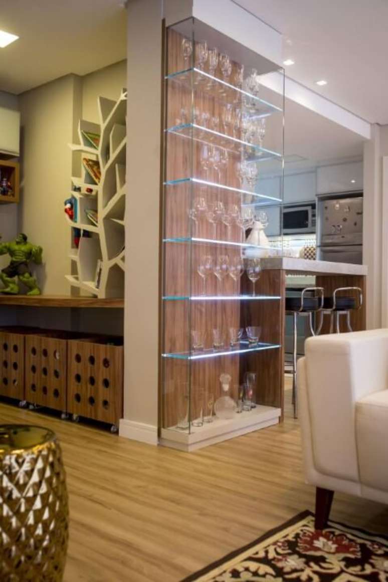 32. Cristaleira pequena de vidro no projeto da sala de estar – Foto Inova Arquitetura