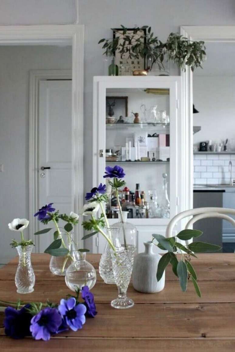 47. Sala de jantar com cristaleira pequena branca – Foto BV Magazine