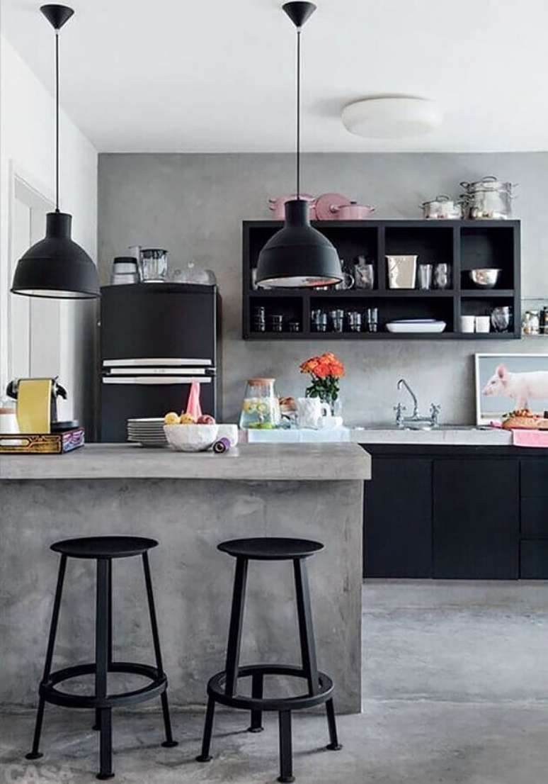 49. Banquetas para bancada de cozinha preta e cinza decorada com cimento queimado. Foto: Pinterest