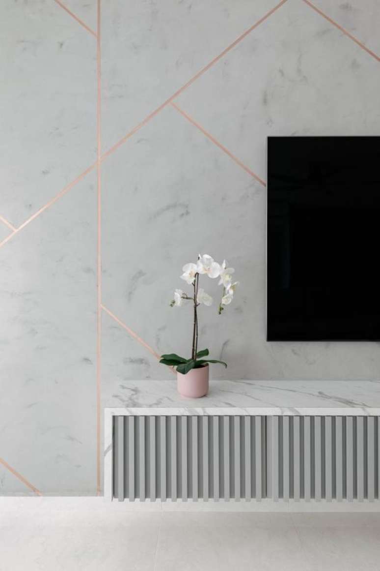 42. Sala de estar com revestimento marmorizado branco e rose – Foto Foto Qanvast