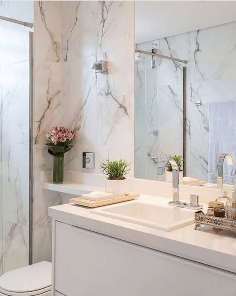 36. Revestimento marmorizado no banheiro amplo e chique – Foto Pinterest