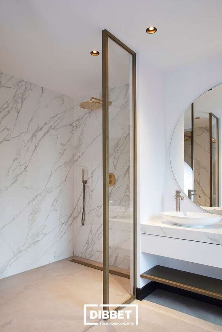 59. Banheiro moderno com revestimento marmorizado- Foto Dibbet