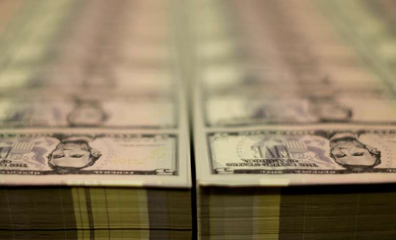 Dólar vai abaixo de 5,50 após BC elevar Selic a 2,75%
26/03/2015
REUTERS/Gary Cameron