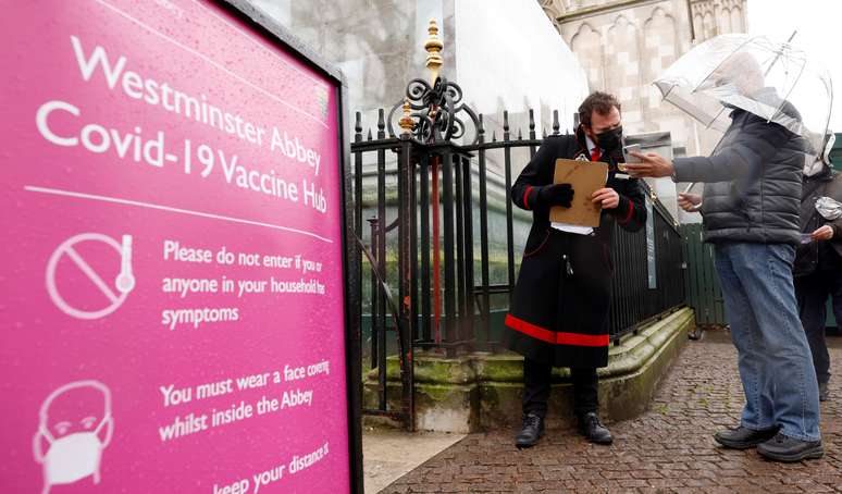 Centro de vacinação contra Covid-19 na Abadia de Westminster em Londres
10/03/2021 REUTERS/John Sibley