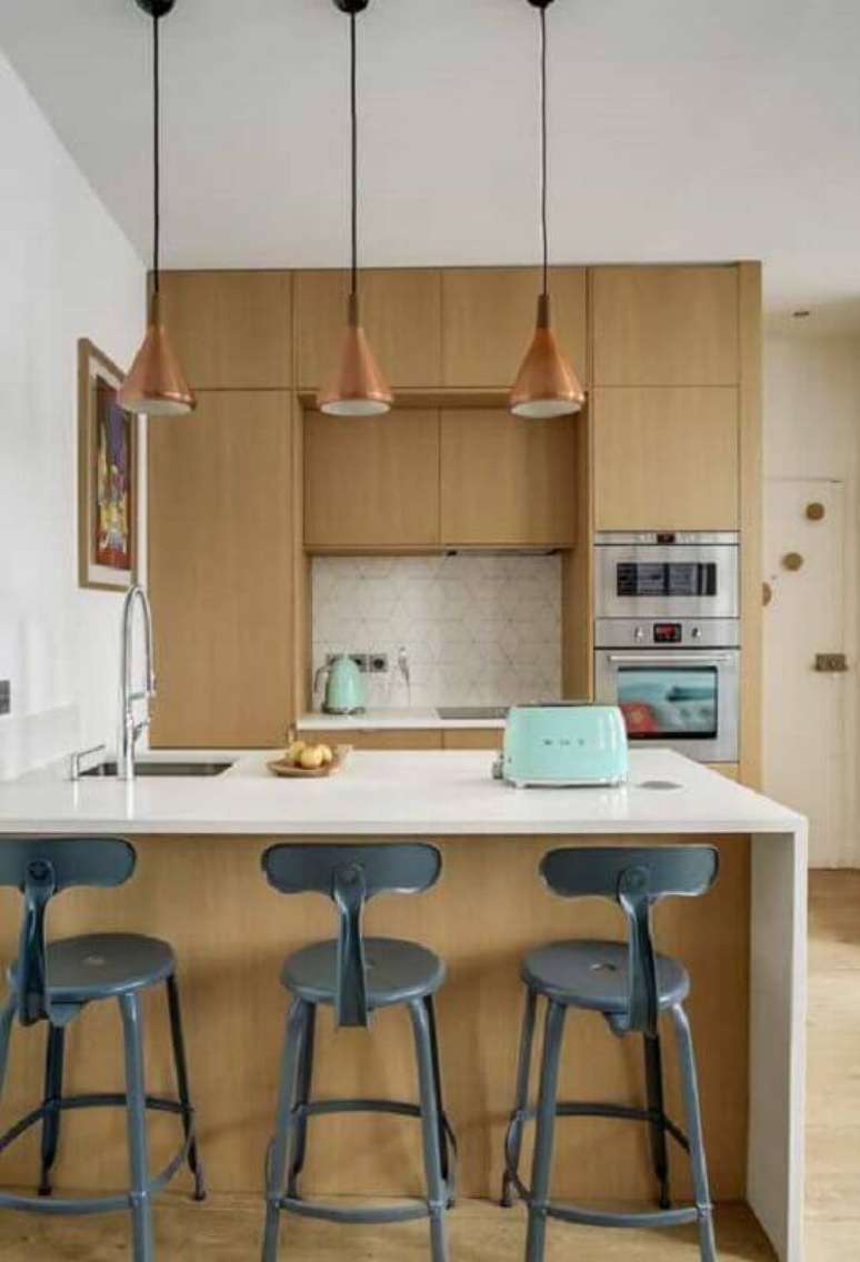 42. Decoração com banquetas altas para bancada de cozinha de madeira. Foto: Home Fashion Trend