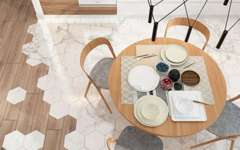9. Sala de jantar com revestimento hexagonal marmorizado – Foto Assim eu Gosto