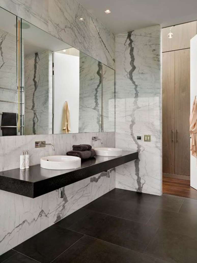 35. Revestimento marmorizado no banheiro preto e branco – Foto Arkpad