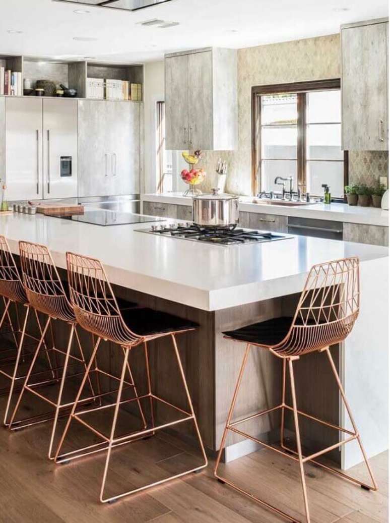 59. Banquetas modernas para bancada de cozinha moderna com ilha. Foto: Home Fashion Trend