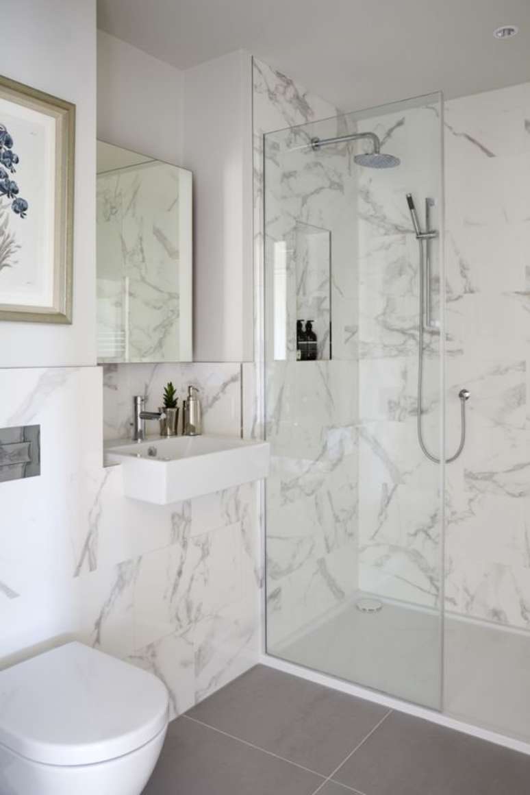 33. Revestimento marmorizado no banheiro moderno – Foto Simshildtich