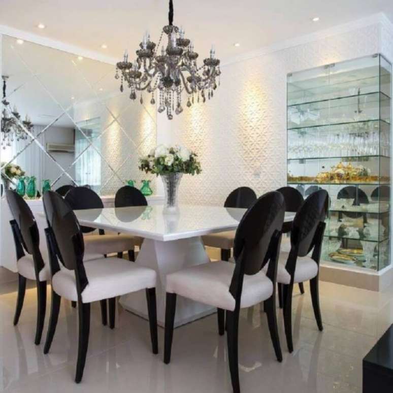 49. Sala de jantar moderna com cristaleira pequena Foto Viviane Maistro Giampini