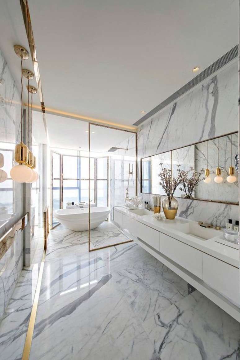 28. Revestimento marmorizado no banheiro amplo com detalhes dourados – Foto Estilo Proprio by Sir