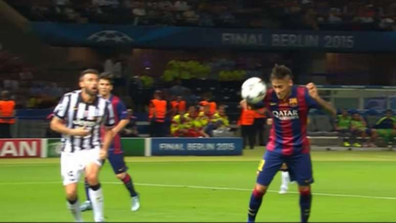Neymar teve gol anulado na final da Champions League de 2015 por toque de mão na bola. Imagem: Reprodução/Esporte Interativo/TNT Sports