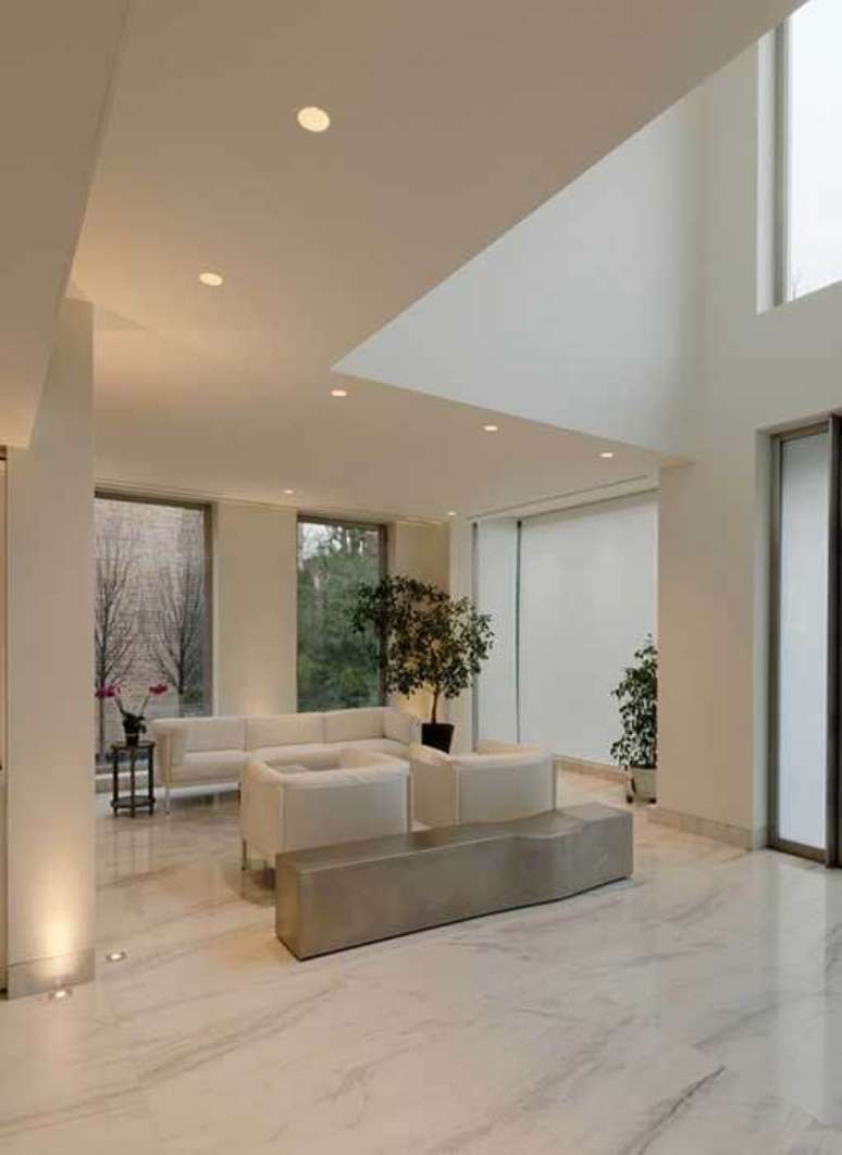 10. Porcelanato marmorizado branco como piso da sala de estar -Foto Pinterest