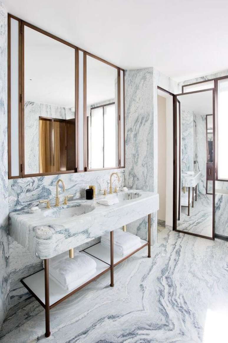 55. Banheiro moderno com revestimento marmorizado cinza na parede e bancada – Foto Brene