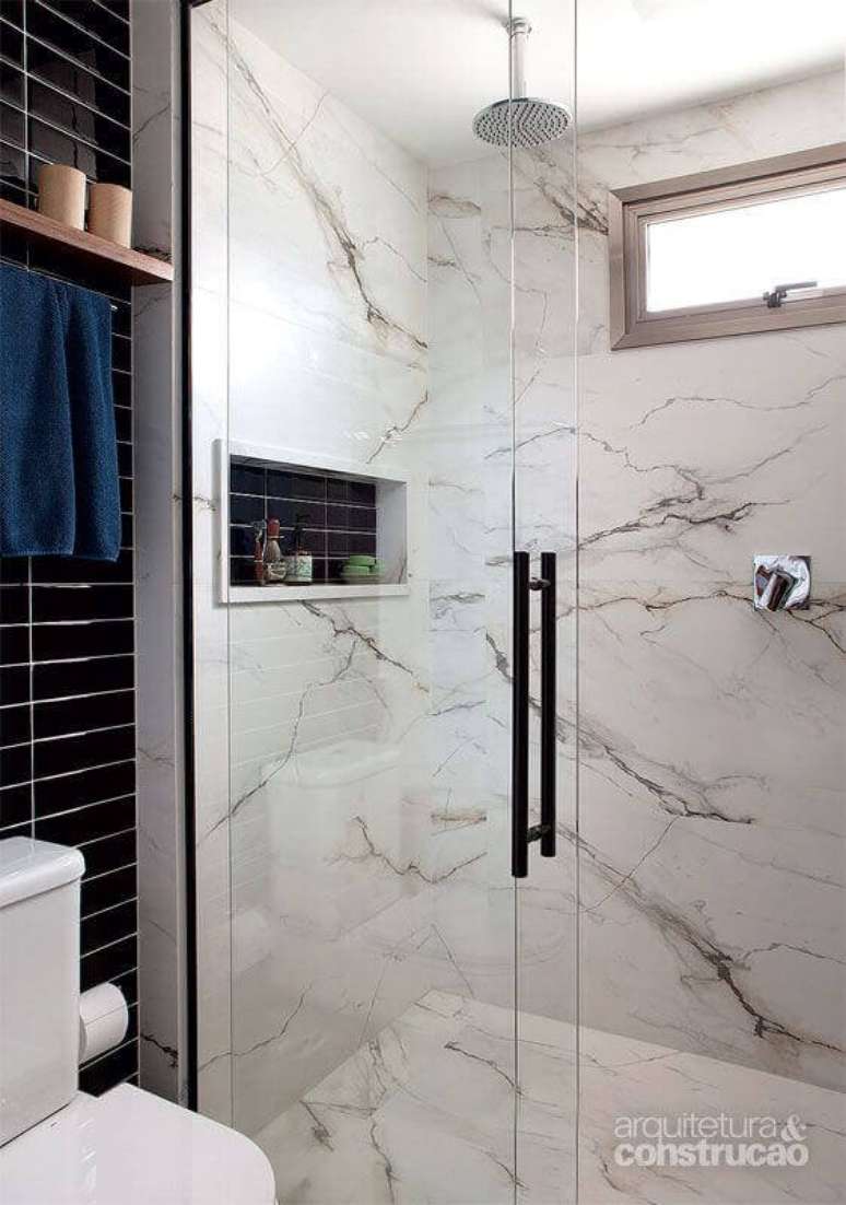 49. Banheiro com revestimento marmorizado branco e cinza – Foto Arquitetura e Cosntrução
