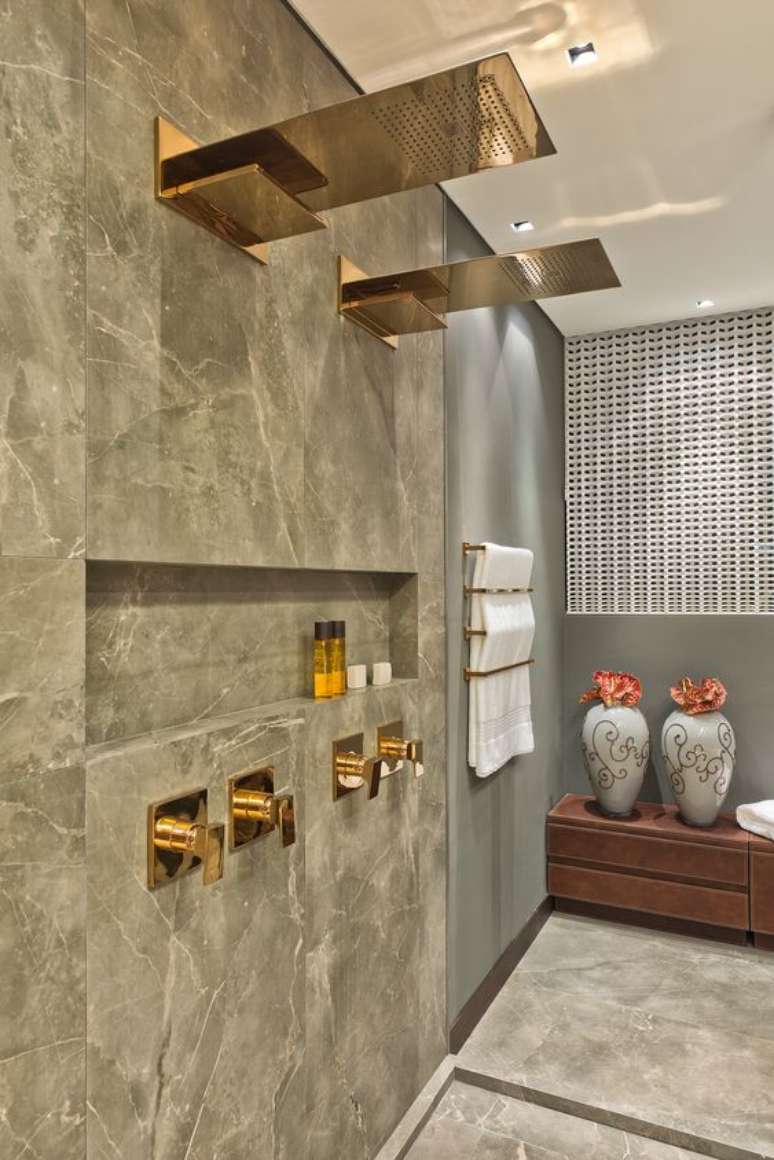 18. Revestimento marmorizado cinza no banheiro moderno – Foto Lola Home