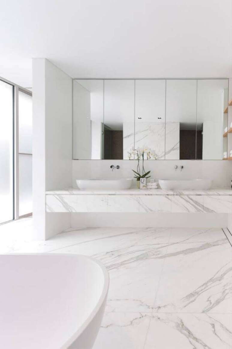 57. Banheiro moderno com revestimento marmorizado e enfeites brancos – Foto Limão n’agua