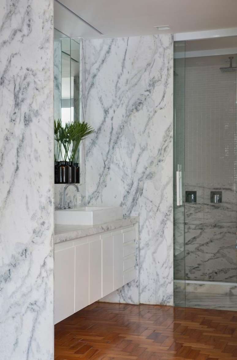 17. Revestimento marmorizado cinza no banheiro branco – Foto Casa de Valentina