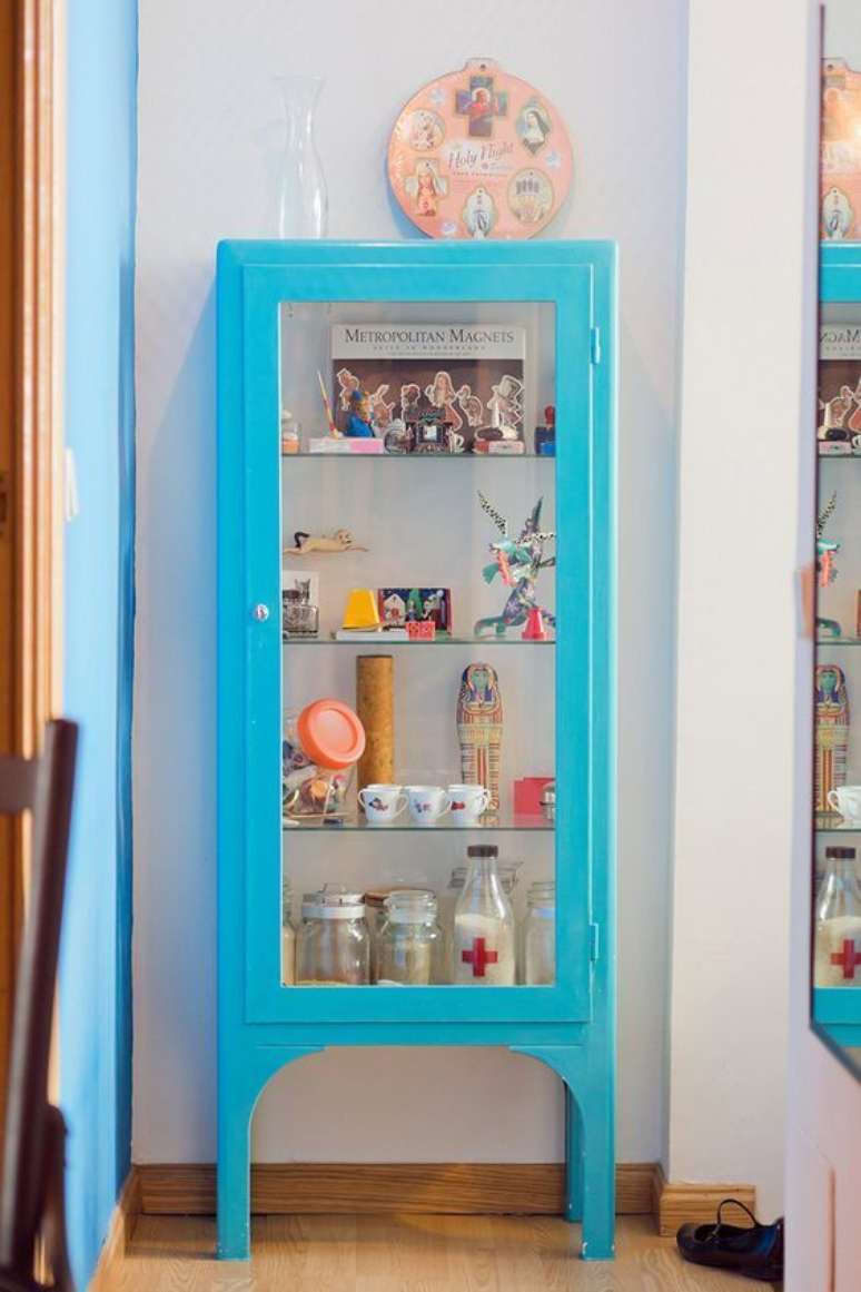 13. Cristaleira pequena azul na decoração moderna – Foto Ideias em Casa