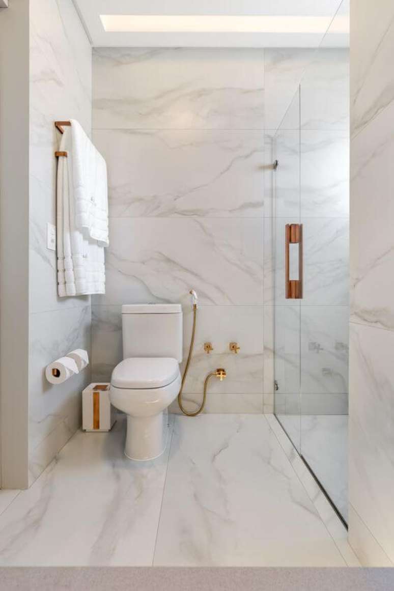 1. Porcelanato marmorizado para banheiro moderno – Foto Moderne Arquitetura