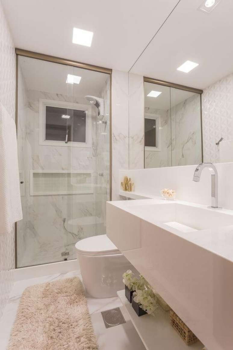 51.Banheiro com revestimento marmorizado cinza – Foto Casa Vogue