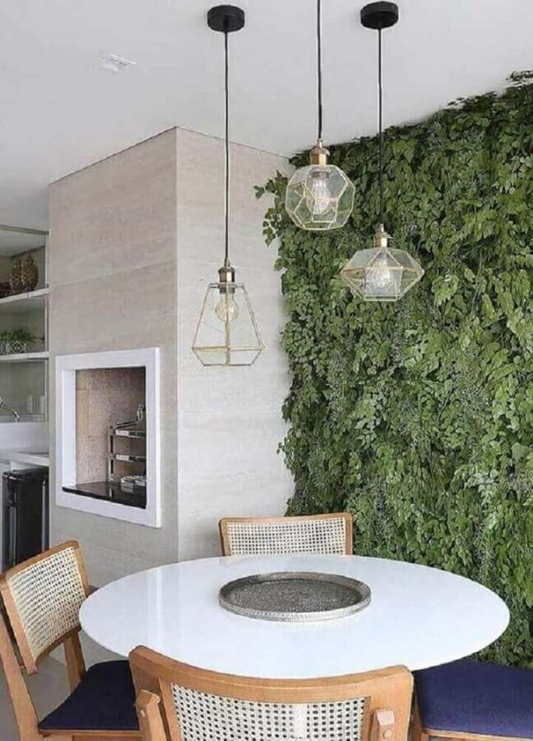 31. Luminária moderna pendente para decoração de varanda gourmet com jardim vertical – Foto Stal Arquitetura