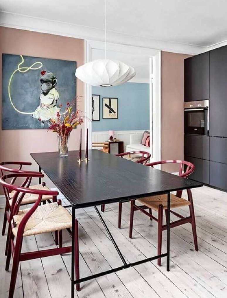 58. Decoração de sala de jantar com paredes cor de rosa claro e luminária moderna – Foto The Nordroom