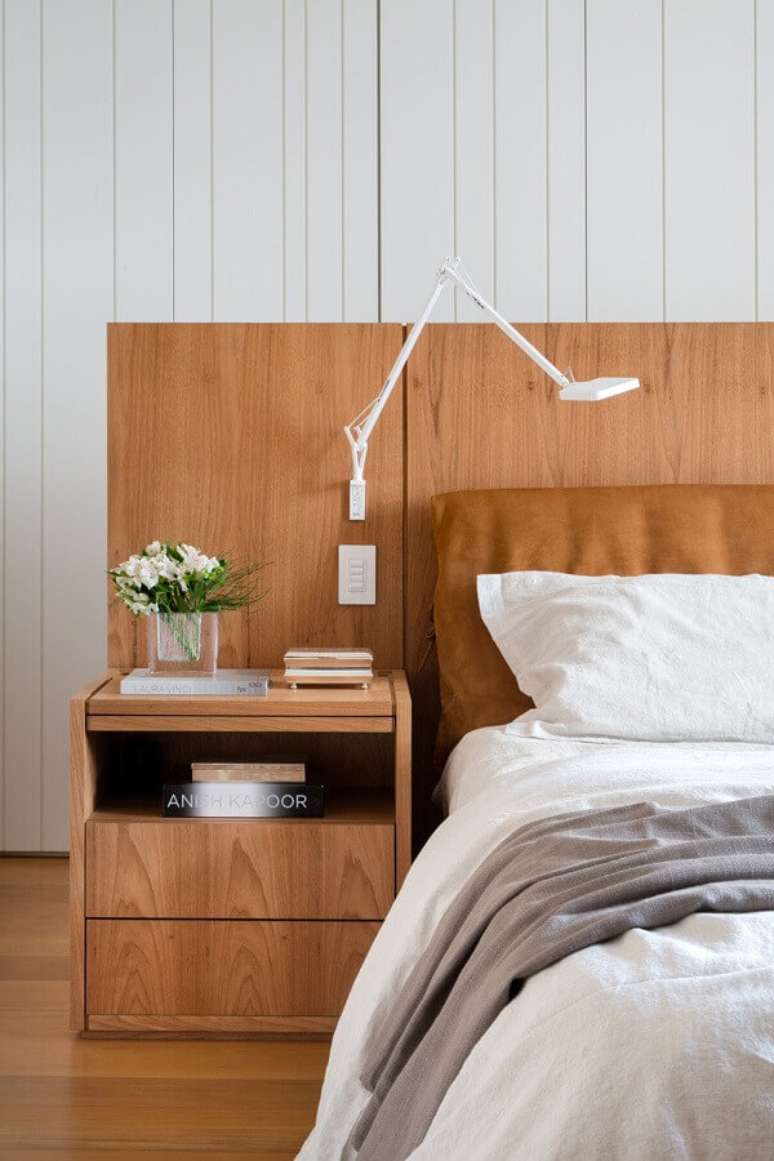 19. Luminária de parede moderna para quarto decorado com cabeceira planejada de madeira – Foto Archilovers