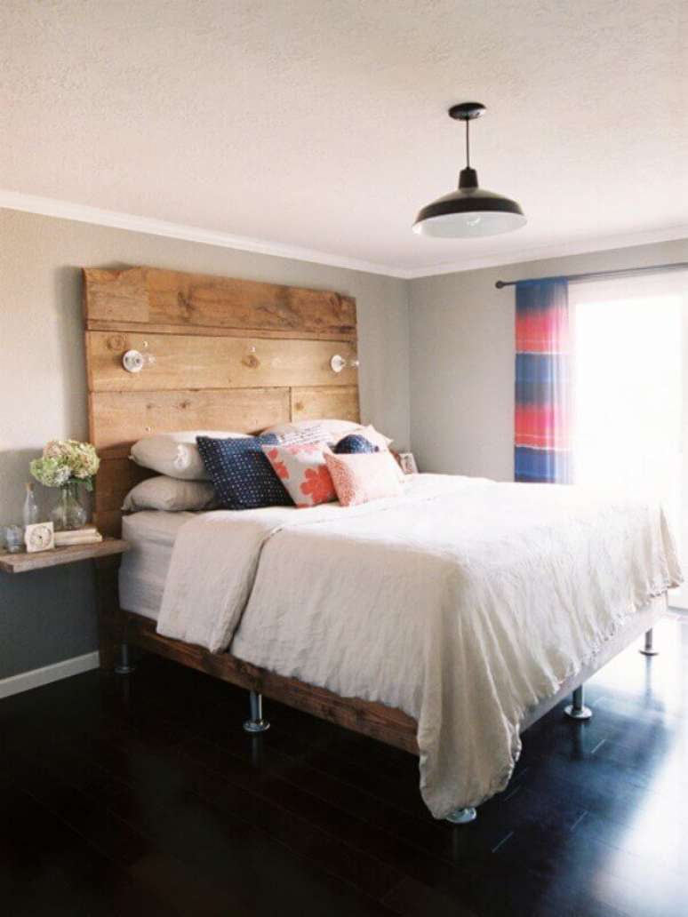 22. Piso preto para quarto simples decorado com cama de madeira – Foto Decoist