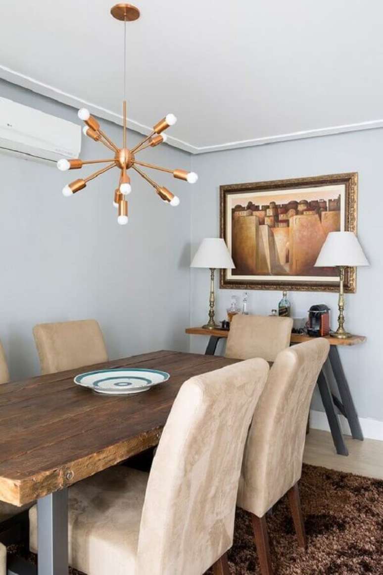 23. Luminária moderna cobre para decoração de sala de jantar com mesa rústica de madeira – Foto Casa de Valentina
