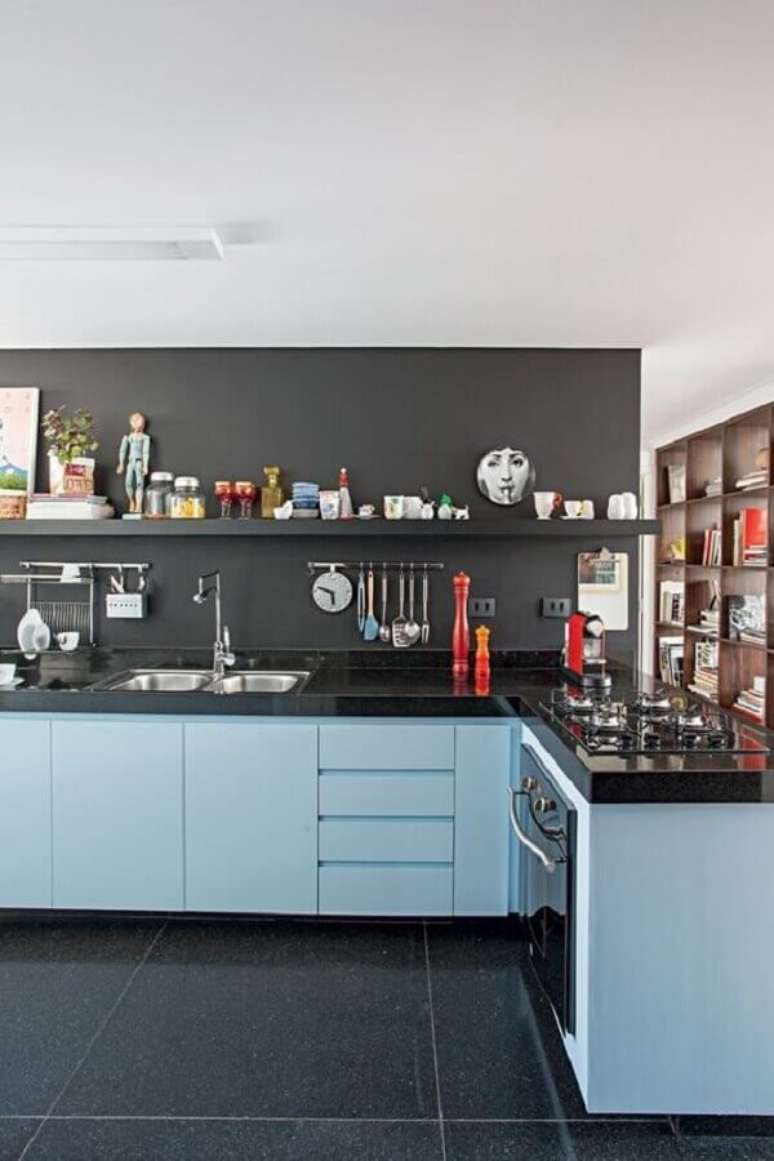 19. Piso preto para decora&ccedil;&atilde;o de cozinha azul &ndash; Foto Jeito de Casa