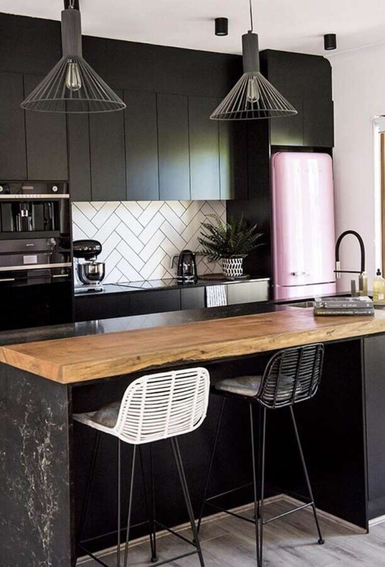 55. Decoração de cozinha preta com luminária moderna para bancada de madeira – Foto Eu Capricho