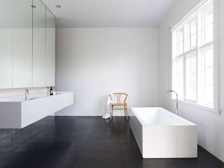 1. Banheiro minimalista decorado com piso preto fosco – Foto Archilovers
