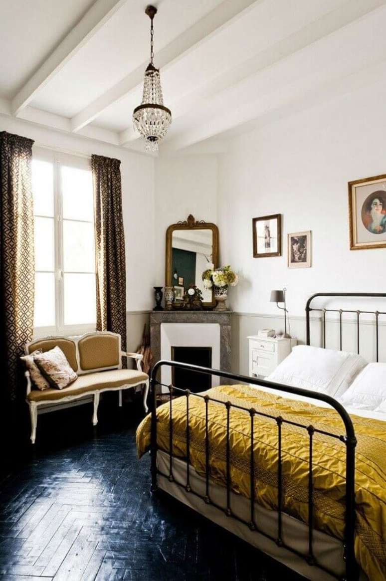 10. Piso preto para quarto de casal decorado com cama de ferro – Foto Pinterest