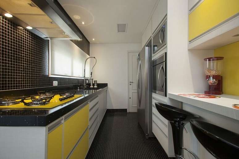 16. Piso preto para cozinha branca e amarela planejada – Foto Pinterest
